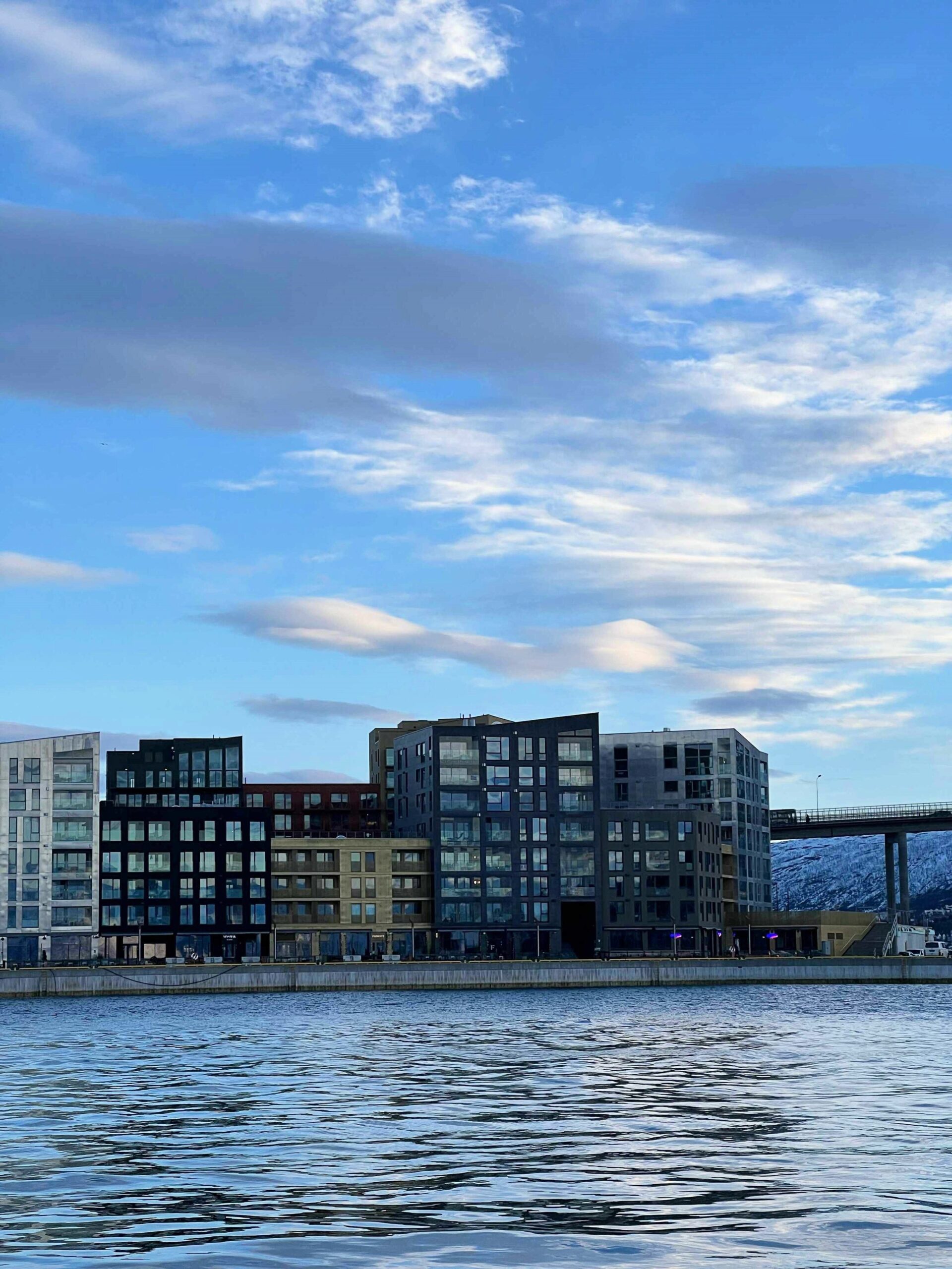 Utsikt fra sentrum til Vervet i Tromsø.